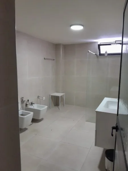 Tirane, jepet me qera apartament 2+1 Kati 1, 70 m² 460 € (medreseja)