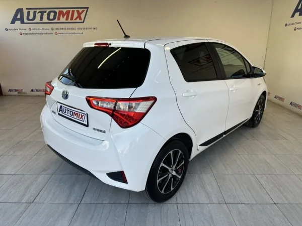 Tirane, shes makine TOYOTA YARIS Benzin, e bardhë automatik Klima 41.000 km 13.900 €
