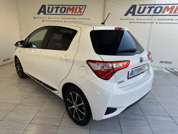 Tirane, shes makine TOYOTA YARIS Benzin, e bardhë automatik Klima 41.000 km 13.900 €