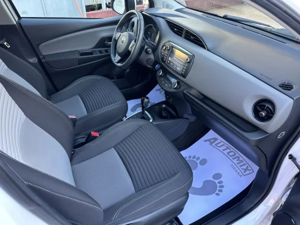 Tirane, shes makine TOYOTA YARIS Benzin, e bardhë automatik Klima 41.000 km 13.900 €