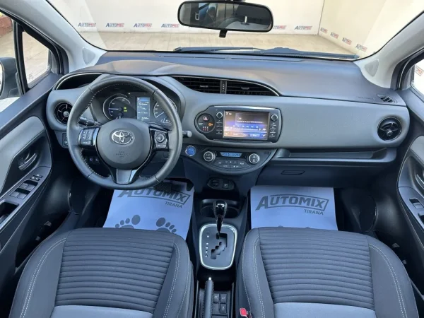 Tirane, shes makine TOYOTA YARIS Benzin, e bardhë automatik Klima 41.000 km 13.900 €