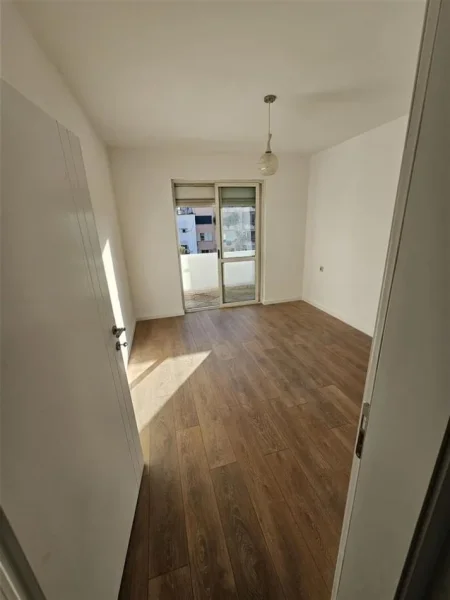 Tirane, jepet me qera apartament 2+1+Ballkon Kati 4, 78 m² 400 € (PRANE 21 DHJETORIT)