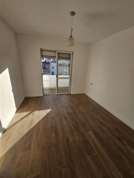 Tirane, jepet me qera apartament 2+1+Ballkon Kati 4, 78 m² 400 € (PRANE 21 DHJETORIT)