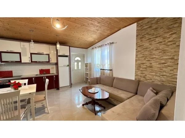 Tirane, jepet me qera apartament 2+1 Kati 1, 70 m² 450 € 