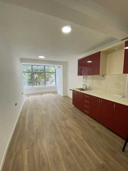 Tirane, jepet me qera zyre Kati 2, 82 m² 600 € (Rruga e Kavajes)