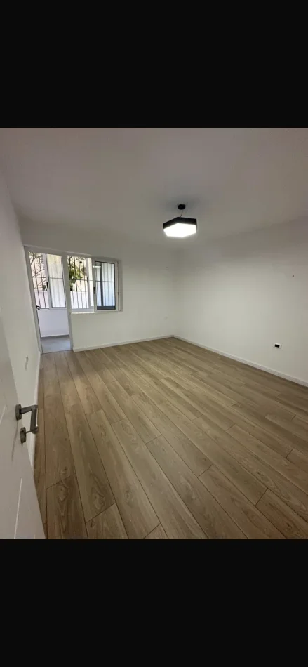 Ambient biznesi per Qira tek Rr. Kongresi i Manastirit.