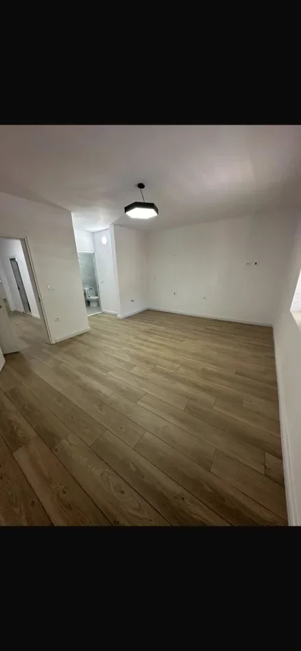 Ambient biznesi per Qira tek Rr. Kongresi i Manastirit.