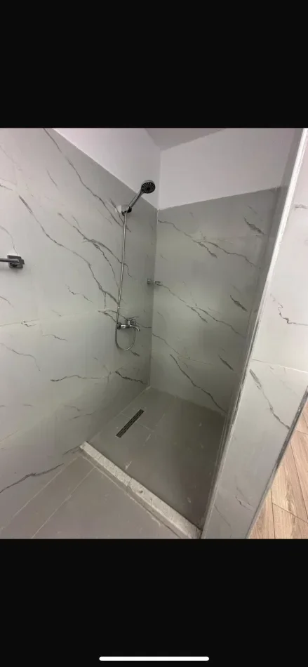 Ambient biznesi per Qira tek Rr. Kongresi i Manastirit.