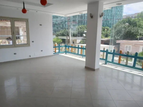 Tirane, jepet me qera ambjent biznesi Kati 2, 60 m² (Fundi Rruges Jordan Misja)