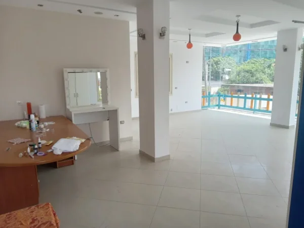 Tirane, jepet me qera ambjent biznesi Kati 2, 60 m² (Fundi Rruges Jordan Misja)