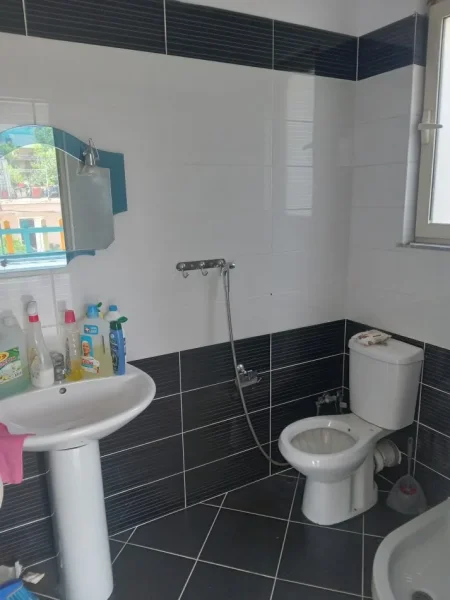 Tirane, jepet me qera ambjent biznesi Kati 2, 60 m² (Fundi Rruges Jordan Misja)