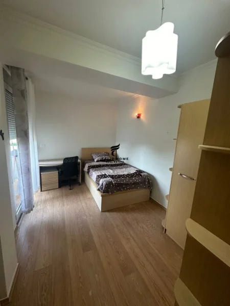 Tirane, jepet me qera apartament 3+1 Kati 8, 166 m² 1.100 € (RRUGA E DIBRES)