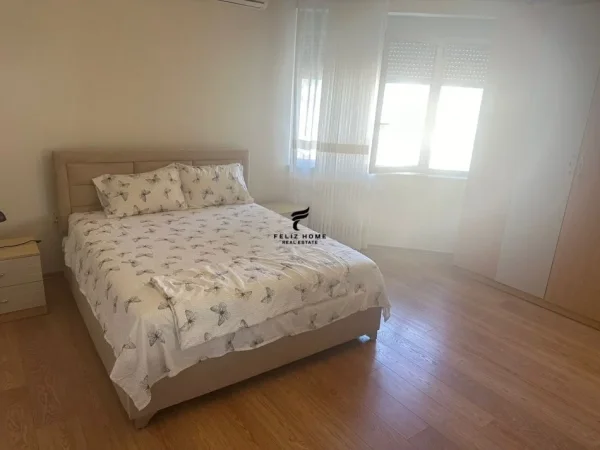 Tirane, jepet me qera apartament 3+1 Kati 8, 166 m² 1.100 € (RRUGA E DIBRES)