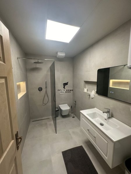 Tirane, jepet me qera apartament 3+1 Kati 8, 166 m² 1.100 € (RRUGA E DIBRES)