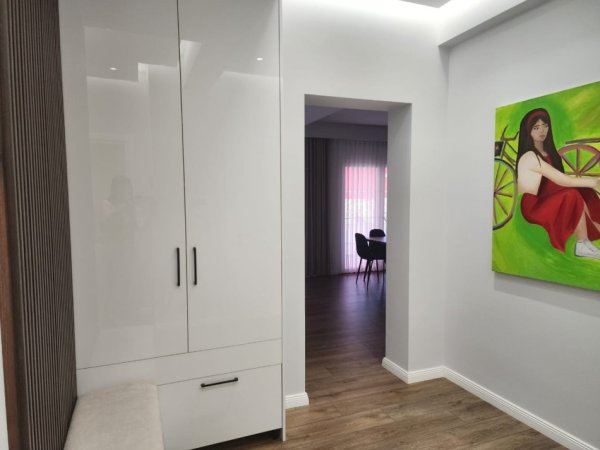 Tirane, jepet me qera 1+1+Aneks+Ballkon Kati 2, 120 m² 830 € (Rruga e Durresit)