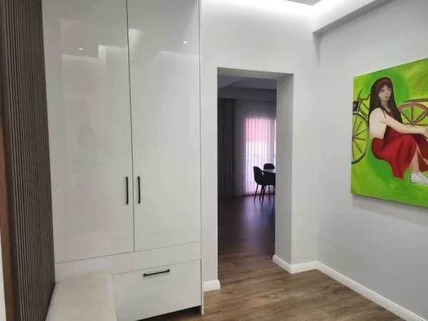Tirane, jepet me qera 1+1+Aneks+Ballkon Kati 2, 120 m² 830 € (Rruga e Durresit)