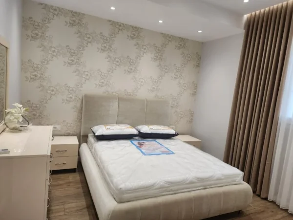 Tirane, jepet me qera 1+1+Aneks+Ballkon Kati 2, 120 m² 830 € (Rruga e Durresit)