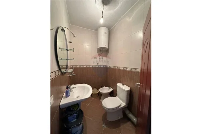 Tirane, jepet me qera apartament 1+1 Kati 7, 100 m² 500 € (astir)