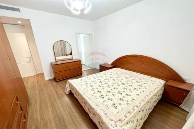 Tirane, jepet me qera Vile 2+1+Ballkon Kati 3, 130 m² 600 € (rruga e elbasanit)