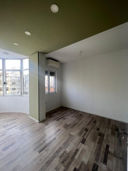 Tirane, jepet me qera zyre Kati 3, 130 m² 1.200 € (SHESHI WILLSON)