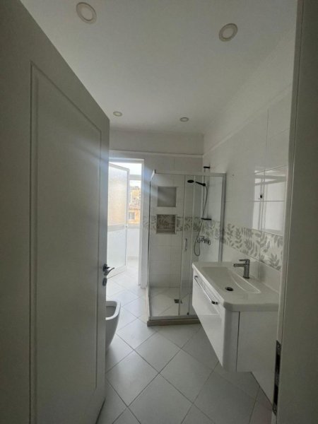 Tirane, jepet me qera zyre Kati 3, 130 m² 1.200 € (SHESHI WILLSON)