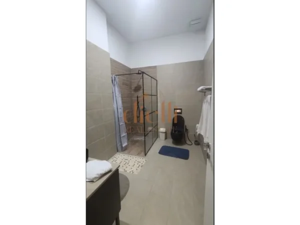 Tirane, shitet apartament 2+1+2 Ballkon Kati 1, 107 m² 149.800 € (Liqeni i Thate, Rruga Peti)