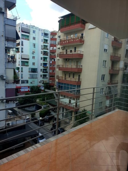 Tirane, jepet me qera apartament 2+1+Ballkon Kati 4, 100 m² 400 € (YZBERISHT)
