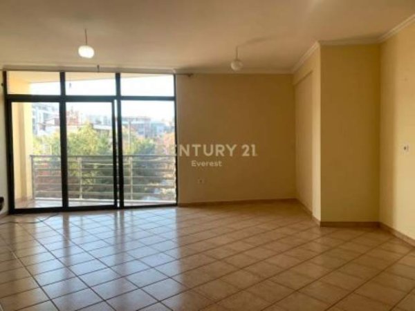 Tirane, jepet me qera apartament 2+1+BLK Kati 2, 101 m² 300 Euro (Shkolla e Bashkuar)