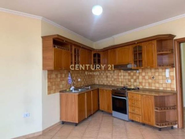 Tirane, jepet me qera apartament 2+1+BLK Kati 2, 101 m² 300 Euro (Shkolla e Bashkuar)