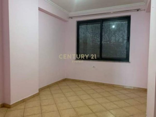 Tirane, jepet me qera apartament 2+1+BLK Kati 2, 101 m² 300 Euro (Shkolla e Bashkuar)