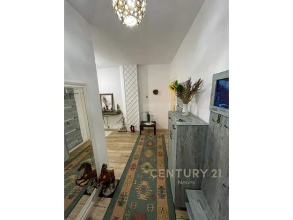 Tirane, jepet me qera 2+1 Kati 6, 112 m² 450 Euro (prane kmy, yzberisht)