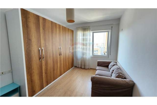 Tirane, jepet me qera apartament 2+1+BLK Kati 7, 96 m² 500 Euro (komuna e parisit)