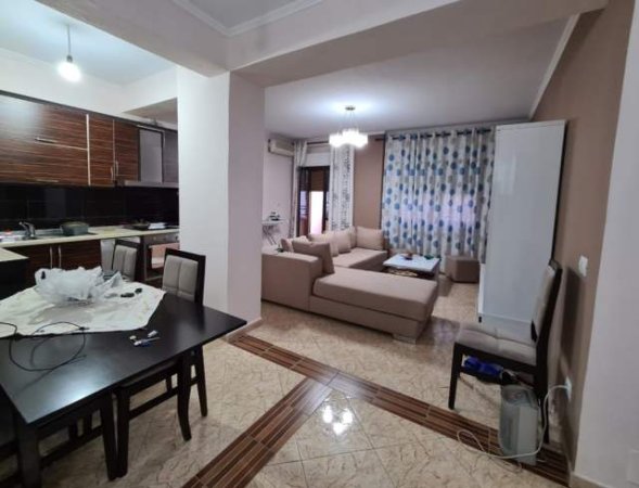 Tirane, jepet me qera apartament 2+1+BLK Kati 6, 120 m² 590 Euro (komuna e parisit)