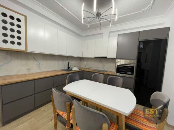 Jepet me qera Super Apartament 2+1 te Kopshti Zoologjik,prane Restorant “Gambero”