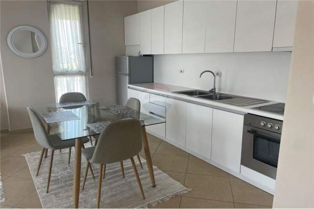 Tirane, jepet me qera apartament 2+1+BLK Kati 5, 105 m² 400 Euro (Amerikan 3)