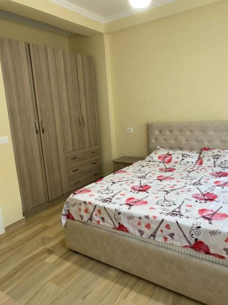 Tirane, jepet me qera apartament 1+1+BLK Kati 2, 70 m² 400 Euro (Peti)