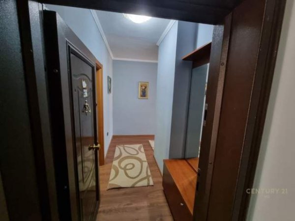 Jap me qira 2+1 te Rr. Him Kolli, midis Myslym Shyrit dhe Rr.Kavajes, 500 Euro