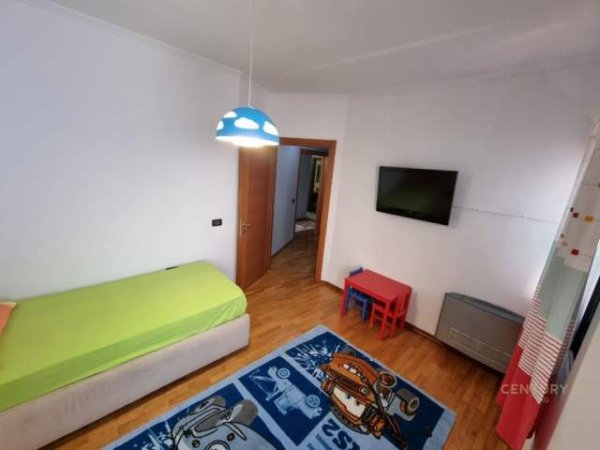 Jap me qira 2+1 te Rr. Him Kolli, midis Myslym Shyrit dhe Rr.Kavajes, 500 Euro