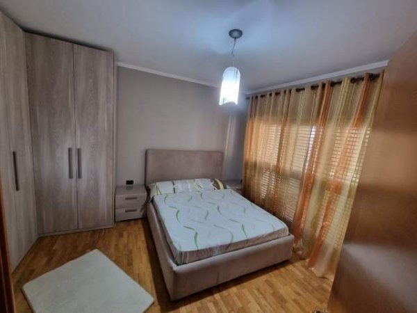 Tirane, jepet me qera apartament 2+1 Kati 7, 95 m² 500 Euro (rr. HIm Kola)
