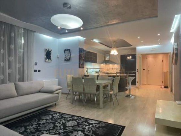 Tirane, jepet me qera apartament 3+1 Kati 1, 212 m² 2.500 Euro (Ish Ekspozita)