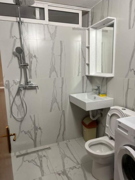 Tirane, jepet me qera apartament Kati 3, 300 Euro (Ali Visha)