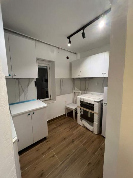 Tirane, jepet me qera apartament Kati 3, 300 Euro (Ali Visha)