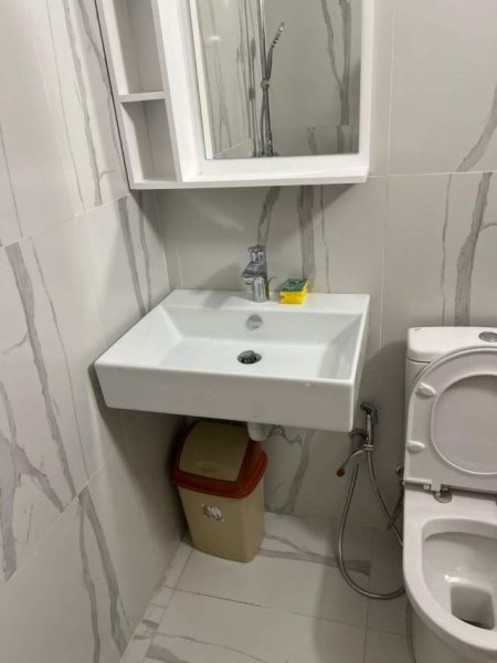 Tirane, jepet me qera apartament Kati 3, 300 Euro (Ali Visha)