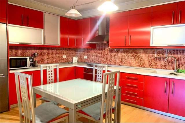 Tirane, jepet me qera apartament 2+1+BLK Kati 4, 650 Euro (Bllok prane Lsi)