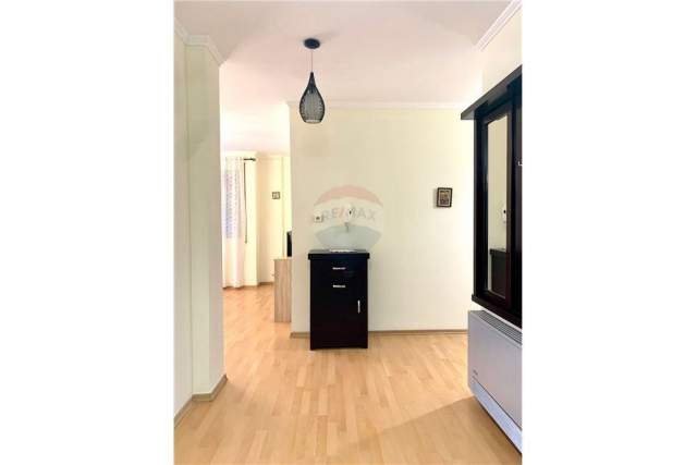 Tirane, jepet me qera apartament 2+1+BLK Kati 4, 650 Euro (Bllok prane Lsi)