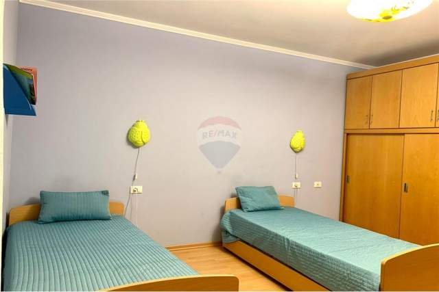 Tirane, jepet me qera apartament 2+1+BLK Kati 4, 650 Euro (Bllok prane Lsi)