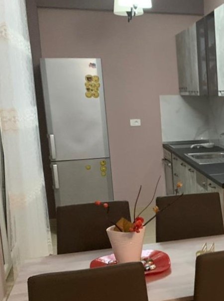 Tirane, jepet me qera apartament 3+1 Kati 3, 110 m² 650 Euro (rr .kodra e diellit)