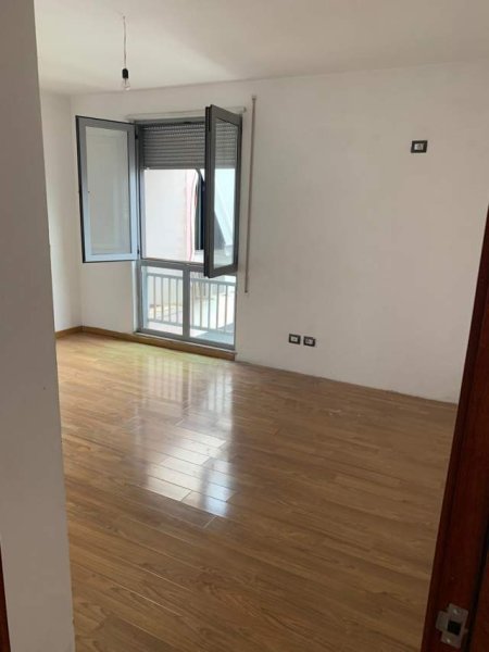 Tirane, jepet me qera apartament 3+1+A+BLK 164 m² 400 Euro (Ura afer komisariatit nr .4)