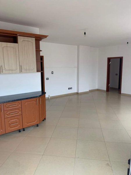 Tirane, jepet me qera apartament 3+1+A+BLK 164 m² 400 Euro (Ura afer komisariatit nr .4)