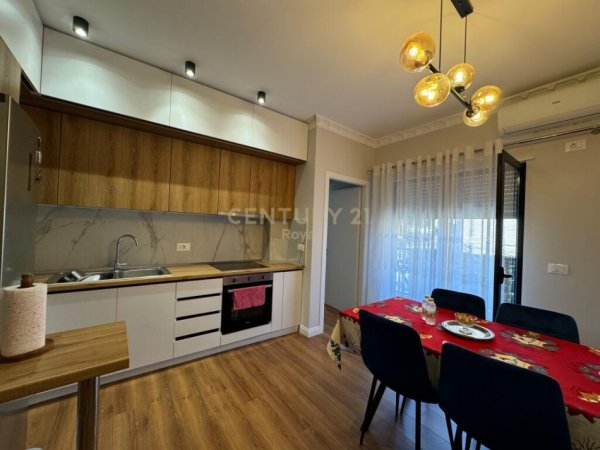 Tirane, jepet me qera apartament 2+1 Kati 3, 79 m² 600 € (Rruga e Dibres)